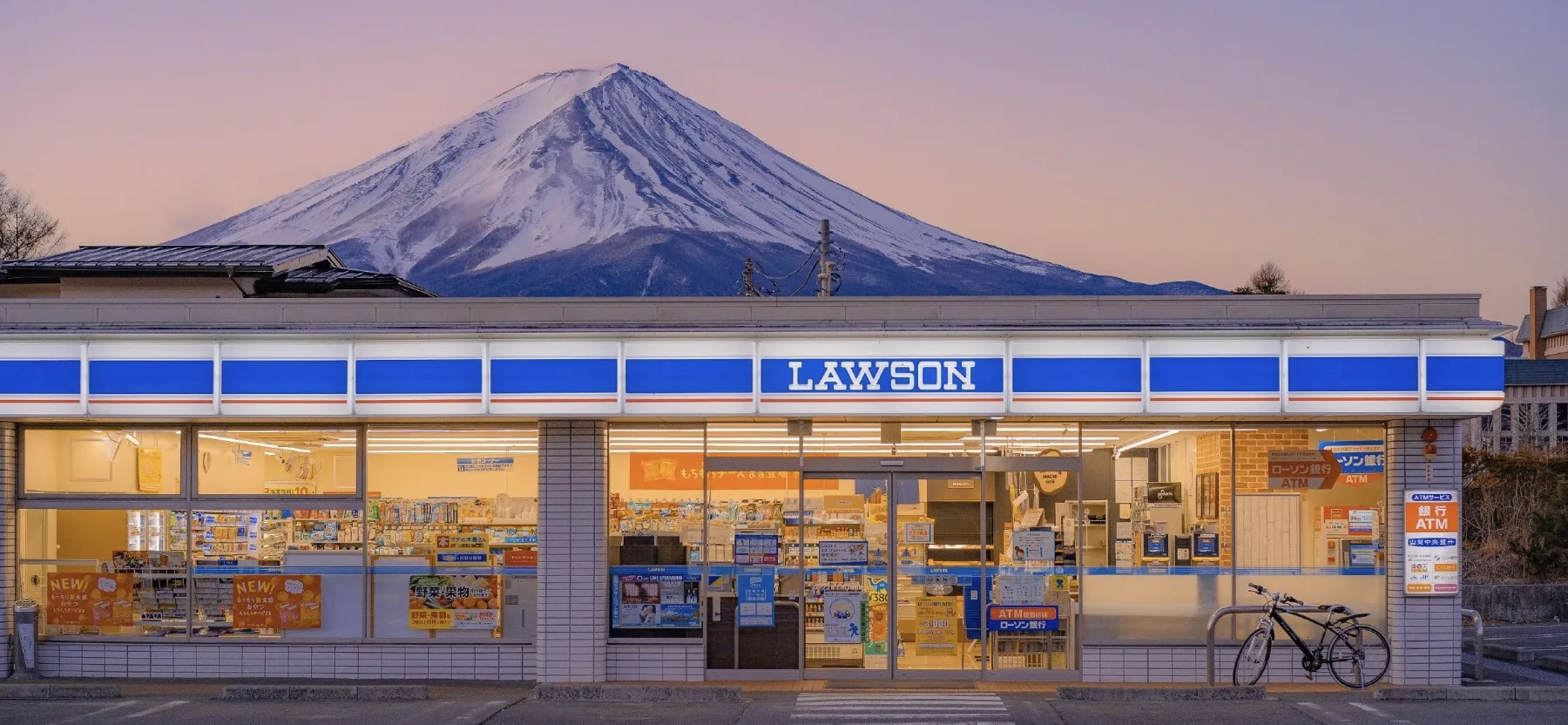 El monte Fuji al amanecer visto desde una calle de Fujikawaguchiko